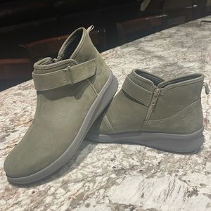 Clarks cloudsteppers boots 8.5 olive khaki only worn indoors to try them